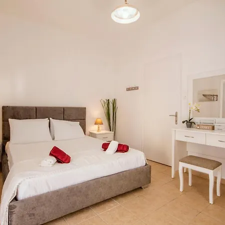 Christin's Lovely House By Corfuescapes דירה